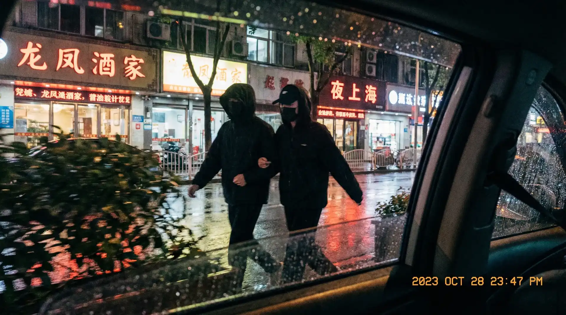 八方娱乐 - 顶流明星深夜密会现场抓拍照片
